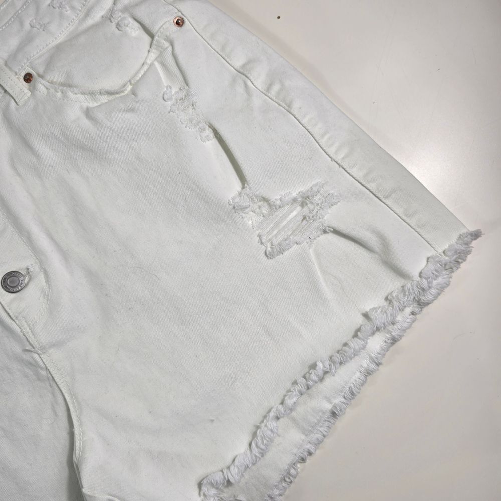 Time & Tru White High‑Rise Distressed Denim Shorts Plus Size 18 - Picture 3 of 10